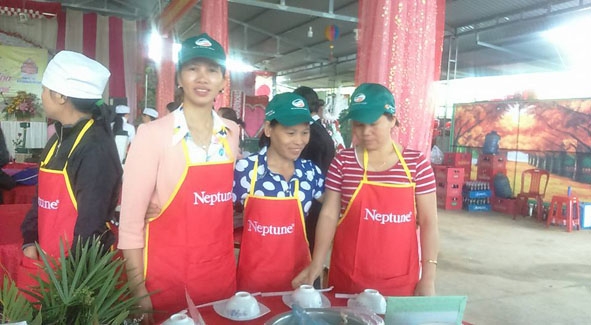 Chị Lê Thị Huệ (đầu tiên từ trái sang) tham gia một  cuộc thi nấu ăn  do Hội phụ nữ  tổ chức. 