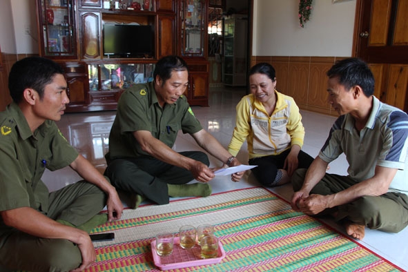 Công an xã Ea Hu, huyện Cư Kuin hướng dẫn người dân cam kết không vi phạm pháp luật.  