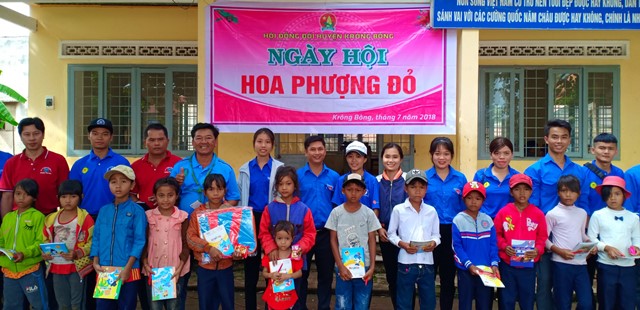 Ban tổ chức trao quà cho các em học sinh tại trường Tiểu học Dang Kang.