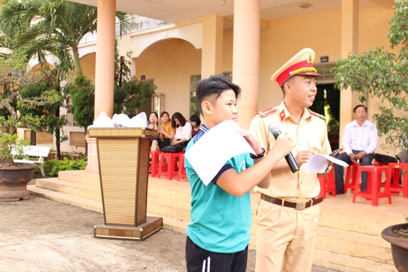 Cảnh sát giao thông tuyên truyền Luật Giao thông đường bộ cho học sinh Trường THCS Nguyễn Trường Tộ.