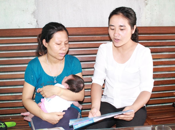 Cán bộ  Trung tâm  Dân số -  Kế hoạch hóa gia đình  huyện Ea Kar tư vấn  cho bà mẹ  về lợi ích  của sàng lọc trước sinh  và sơ sinh.  