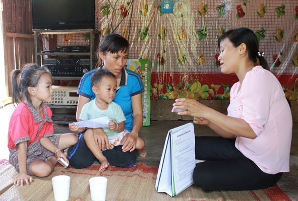 Cán bộ dân số huyện Ea Súp hướng dẫn phụ nữ trên địa bàn cách sử dụng biện pháp tránh thai để thực hiện kế hoạch hóa gia đình.