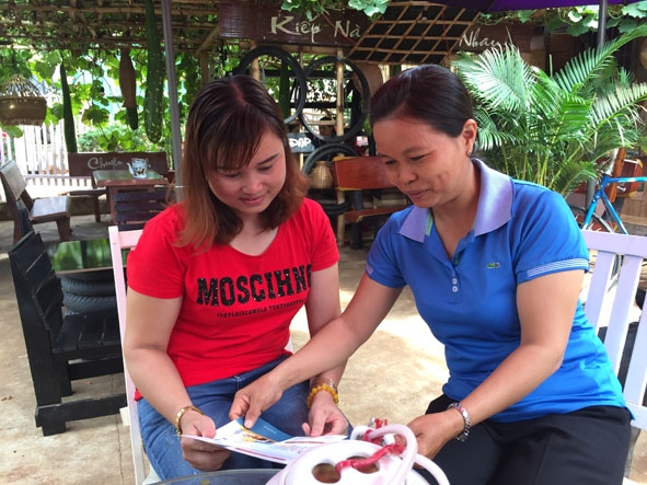 Chị Phan Thị Tâm (phải) đang tuyên truyền về chính sách dân số - KHHGĐ cho phụ nữ trong thôn. 