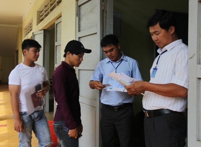 Thí sinh làm thủ tục dự thi môn Toán tại điểm thi Trường Cao đẳng Sư phạm Đắk Lắk. 