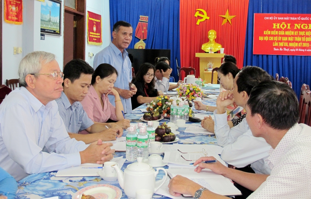 Chủ tịch Ủy ban MTTQ tỉnh Y Dec H’đơk báo cáo công tác Mặt trận 6 tháng đầu năm.
