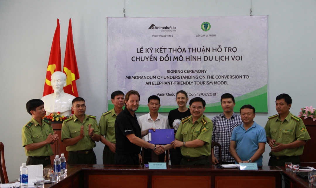 Đại diện VQG Yok Đôn và Tổ chức Động vật Châu Á ký kết  thỏa thuận hợp tác 