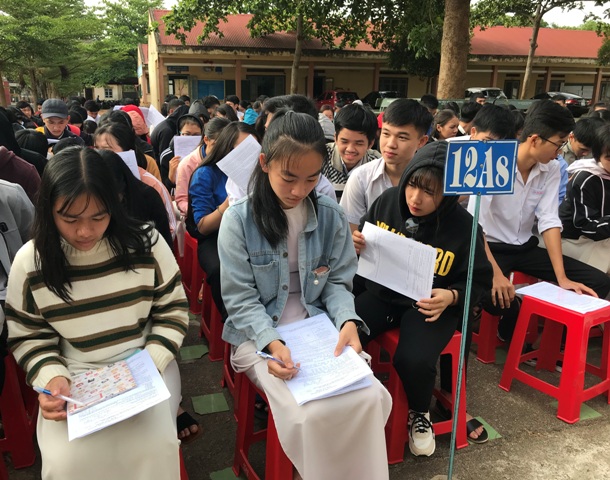 Học sinh lớp 12 Trường THPT Cao Bá Quát (TP. Buôn Ma Thuột) tìm hiểu nguyện vọng đăng ký xét tuyển năm 2018.