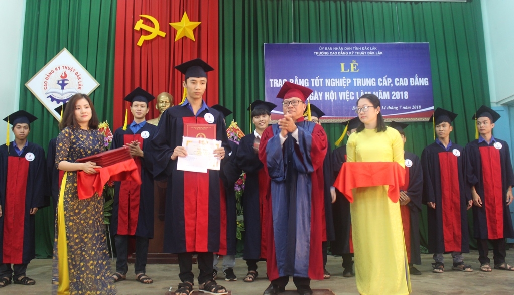 Trao Bằng tốt nghiệp cho sinh viên Khóa 41.
