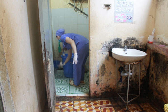 Nhà vệ sinh của bệnh nhân tại Khoa Hồi sức tích cực chống độc, Bệnh viện Đa khoa tỉnh chật chội  với những trang thiết bị tạm bợ, thiếu thốn.