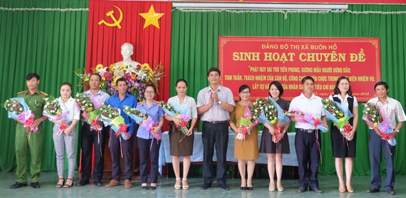 Thị ủy Buôn Hồ biểu dương những tập thể, cá nhân điển hình tiên tiến trong việc học tập làm theo tấm gương đạo đức Hồ Chí Minh. 