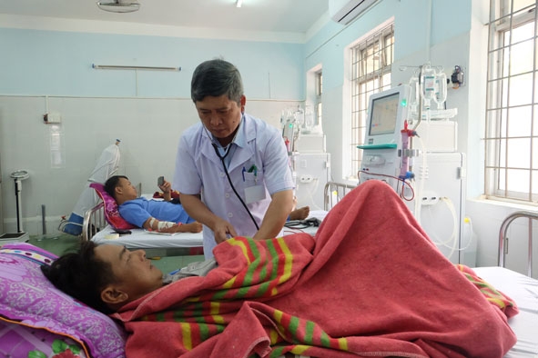 Bác sĩ Nguyên Minh Nhựt đang thăm khám bệnh nhân đang chạy thận nhân tạo ở Bệnh viện Đa khoa thị xã Buôn Hồ. 