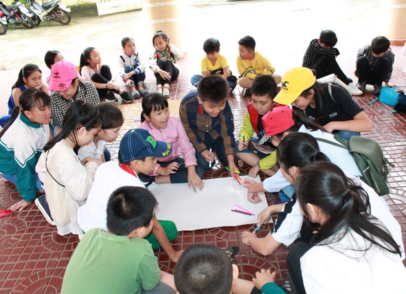 Các em học sinh háo hức với hội thi vẽ tranh do Đoàn phường Tự An (TP. Buôn Ma Thuột) tổ chức. 