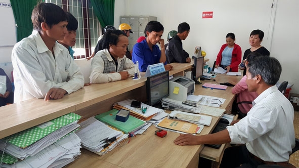 Cán bộ Tư pháp - Hộ tịch xã Cư Pui hướng dẫn người dân chỉnh sửa giấy tờ, hồ sơ
