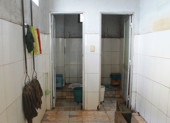 Cả một tầng lầu với gần 100 bệnh nhân và người nhà bệnh nhân của Khoa Nội - Nhi - Nhiễm, Bệnh viện Đa khoa huyện Cư M’gar chỉ có 1 nhà vệ sinh gồm 2 buồng chật chội. 