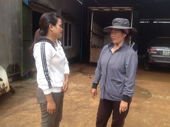 Bà H’Yuôr Kdoh (trái), Chủ tịch Hội LHPN xã  Cư Dliê Mnông trao đổi,  chia sẻ  kinh nghiệm làm kinh tế  với một hội viên ở thôn 3. 