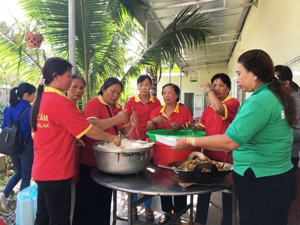 Các thành viên Hội cơm thiện nguyện Bồ đề tâm M'Đrắk đang chuẩn bị các suất cơm tặng bệnh nhân nghèo.
