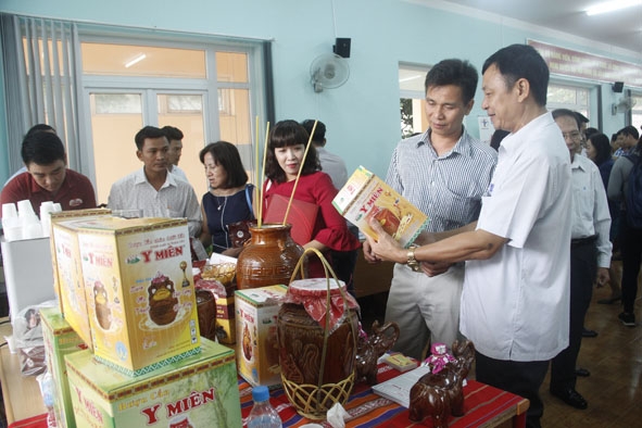 Giới thiệu sản phẩm rượu cần Y Miên Đắk (Lắk) đến với các doanh nghiệp tỉnh Tây Ninh.  