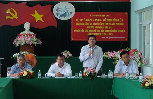 Đồng chí Đỗ Quốc Hương Bí thư Huyện ủy Lắk phát biểu tại buổi làm việc