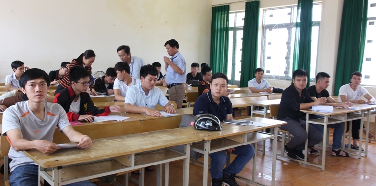 Các thí sinh làm thủ tục dự thi tại điểm thi Trường Đại học Tây Nguyên. 