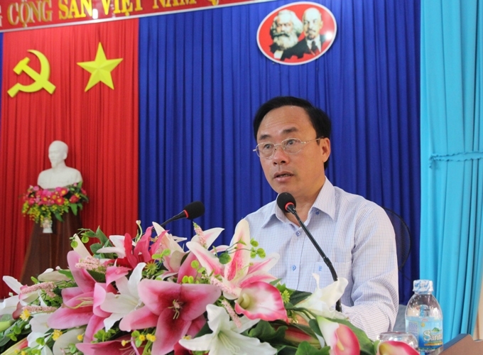 Phó bí thư Huyện ủy, Chủ tịch UBND huyện MĐrắk Hòa Quang Khiêm nêu một số kiến nghị tại buổi làm việc.