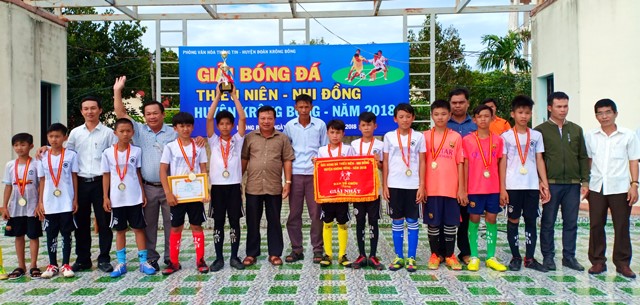 Ban tổ chức trao giải Nhất cho đội bóng xã Hòa Lễ.