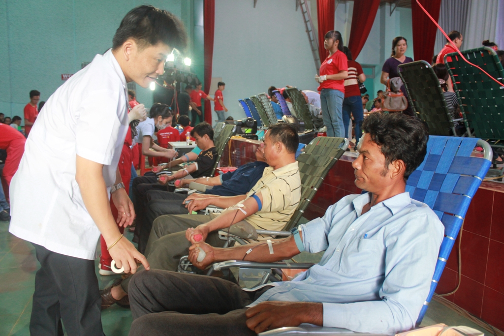 Người dân tham gia hiến máu tình nguyện trong Chương trình Hành trình đỏ do Trung ương Hội Chữ thập đỏ triển khai. 
