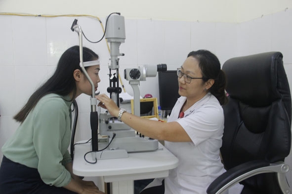 Bệnh nhân đến đo mắt tại Bệnh viện mắt Đắk Lắk.