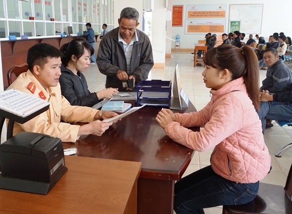 Cán bộ Phòng CSGT hướng dẫn người dân đến  đăng ký phương tiện.    