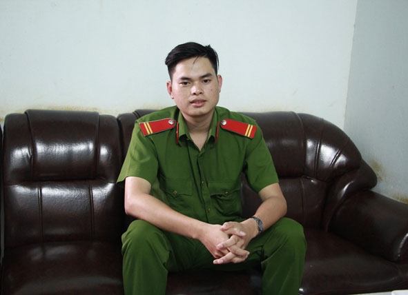 Trung sĩ  Lê Văn Mông, Đội Cảnh sát Thi hành án hình sự  và Hỗ trợ  tư pháp (Công an  TP. Buôn  Ma Thuột).   