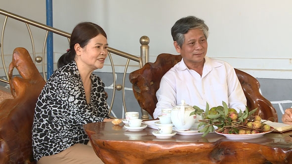 Bà Nguyễn Thị Tuyết Trinh luôn đồng hành cùng chồng trong các công việc. 