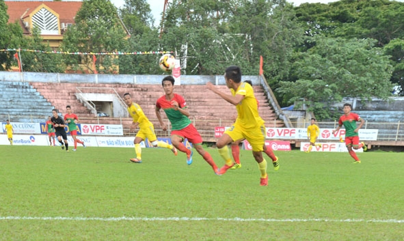 Một pha tấn công của cầu thủ Đắk Lắk (bìa phải) trong trận thắng Bình Phước 5-0 trên Sân vận động Buôn Ma Thuột  ở vòng đấu thứ 7.  