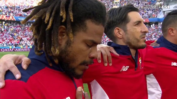 Roman Torres xúc động bật khóc khi quốc ca Panama lần đầu vang lên ở World Cup 2018. 
