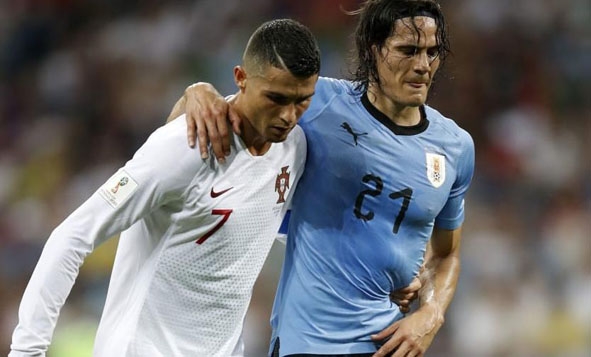 Ronaldo dìu Cavani rời sân vì chấn thương trong trận Bồ Đào Nha gặp đội Uruguay ở vòng 1/8.