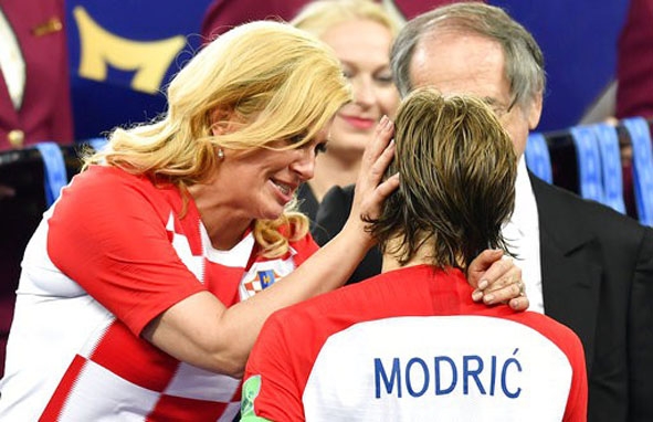 Khi Modric rơi những giọt nước mắt ở bục trao giải, Tổng thống Croatia cũng không giấu được sự xúc động.