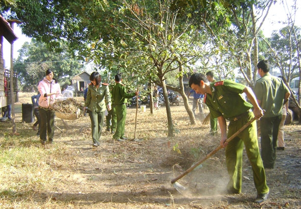 Đoàn viên thanh niên Công an tỉnh tổ chức dọn vệ sinh, trồng cây xanh tại xã Ea Huar, huyện Buôn Đôn. 