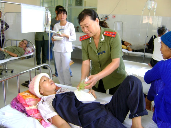 Cán bộ, chiến sĩ Công an tỉnh tổ chức nấu và phát bữa ăn miễn phí cho bệnh nhân có hoàn cảnh khó khăn tại Bệnh viện Đa khoa tỉnh.