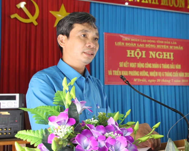 Phó Chủ tịch LĐLĐ huyện MĐrắk Nguyễn Văn Khơi phát biểu tại hội nghị.