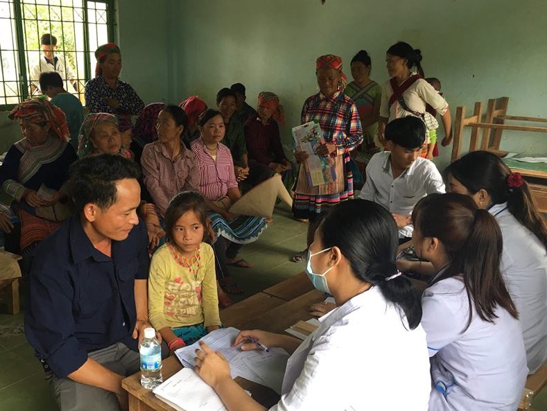 Các y, bác sĩ của Bệnh viện Đa khoa huyện M’Đrắk khám bệnh cho người dân. 