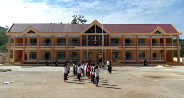 Trường Tiểu học Ea Bar được xây dựng kiên cố với kinh phí hơn 10 tỷ đồng do Ngân hàng Vietcombank tài trợ.  