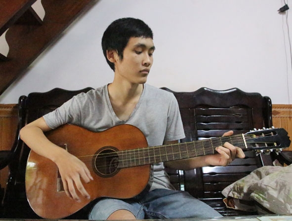 Mỗi khi học tập căng thẳng, em Lê Thanh Minh thường chơi đàn guitar để giải tỏa áp lực.