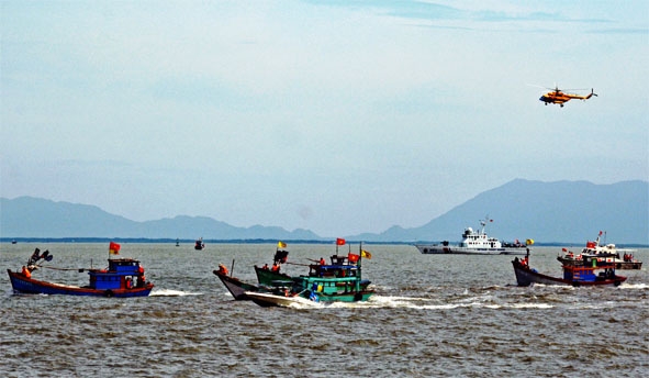 Tàu của Cảnh sát biển Vùng 3 cùng tàu cá ngư dân tham gia diễn tập trên biển.  