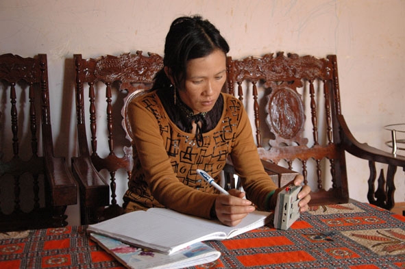 Nghệ nhân Điểu Thị Mai, con gái nghệ nhân Điểu Kâu đang dịch  sử thi M'nông.  