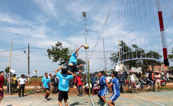 Môn bóng chuyền nam tại Ngày hội Văn hóa thể thao công nhân năm 2018 thu hút đông đảo công nhân lao động Cụm Công nghiệp Ea Đar (huyện Ea Kar) tham gia
