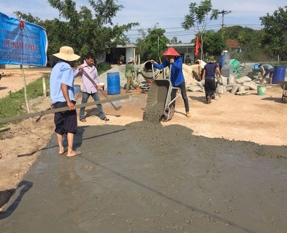 Đoàn viên, thanh niên xã Ea Tyh thi công sân bóng chuyền bê tông tại thôn Quyết Tiến 2. 