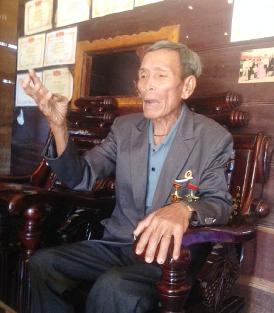 Thầy giáo Y Jăm Hlong. 
