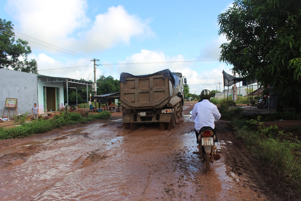 Nhiều tuyến đường giao thông trên địa bàn huyện Ea Súp xuống cấp trầm trọng. (Trong ảnh: Tuyến đường vào trung tâm xã Cư Kbang) 