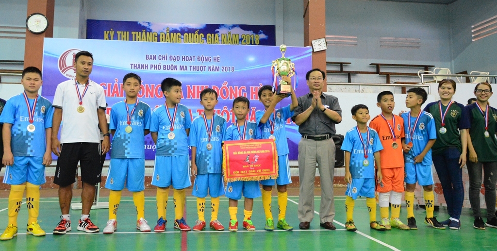 Ban tổ chức trao Cúp vô địch cho đội bóng phường Ea Tam.