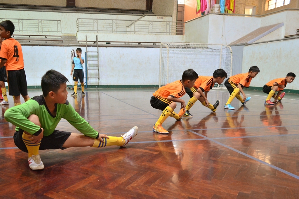 Các cầu thủ đội bóng nhi đồng Đắk Lắk tập luyện trước khi tham dự Vòng chung kết.