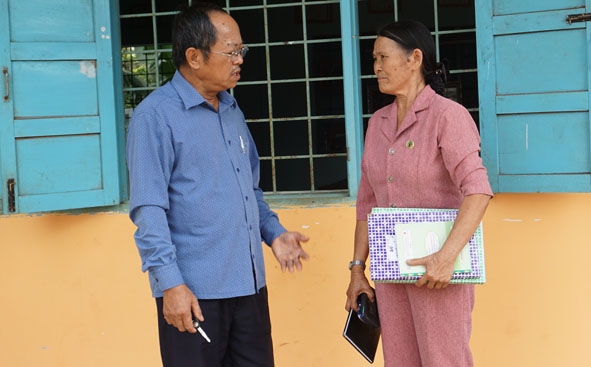 Ông Nguyễn Trọng Thủy trao đổi công tác cùng cán bộ Chi hội Người cao tuổi  của thôn.