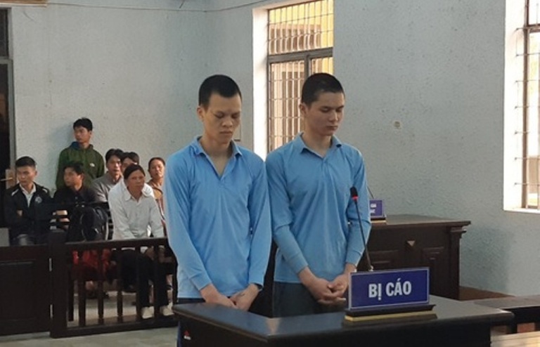 Bị cáo Nông Văn Thực (bên trái) và Nông Văn Phóng tại phiên tòa sơ thẩm.